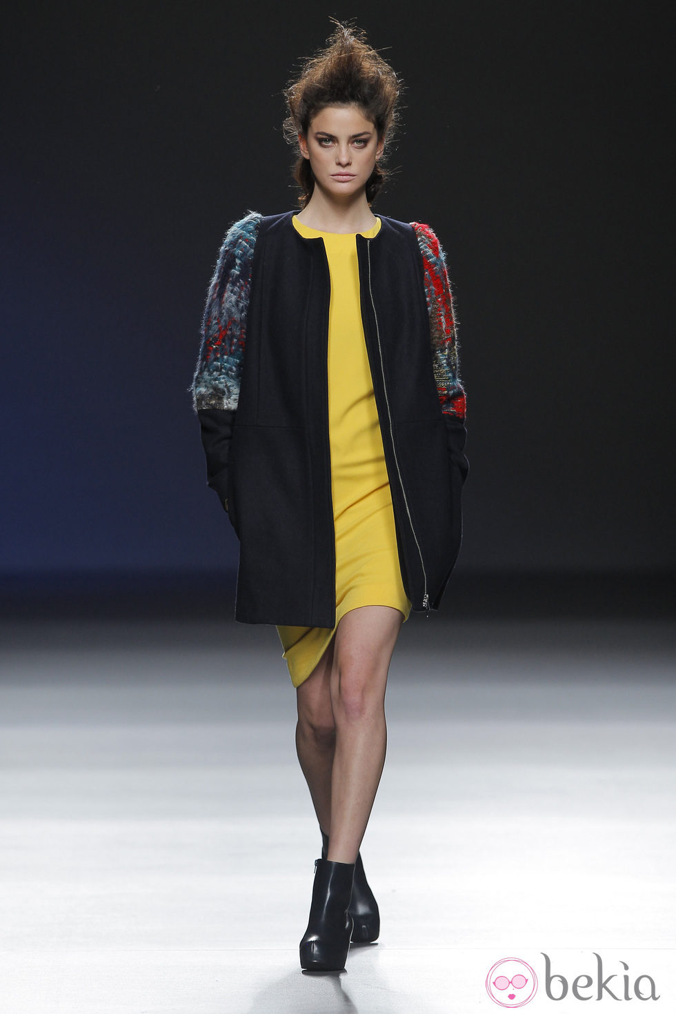 Vestido amarillo con abrigo étnico de la colección otoño/invierno 2013/2014 de Sara Coleman en Madrid Fashion Week