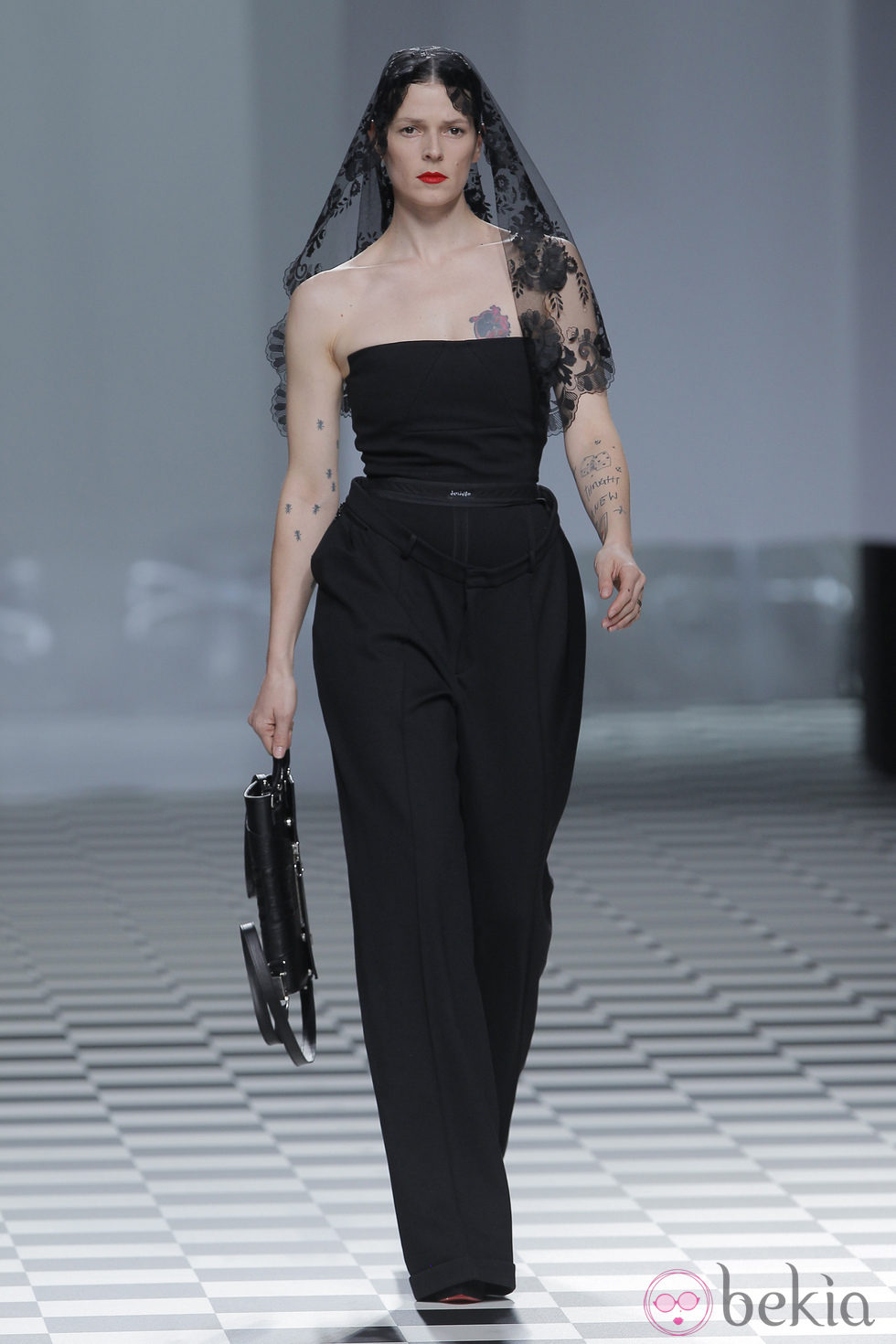 Bimba Bosé con mono negro y mantilla de la colección otoño/invierno 2013/2014 de David Delfín en Madrid Fashion Week