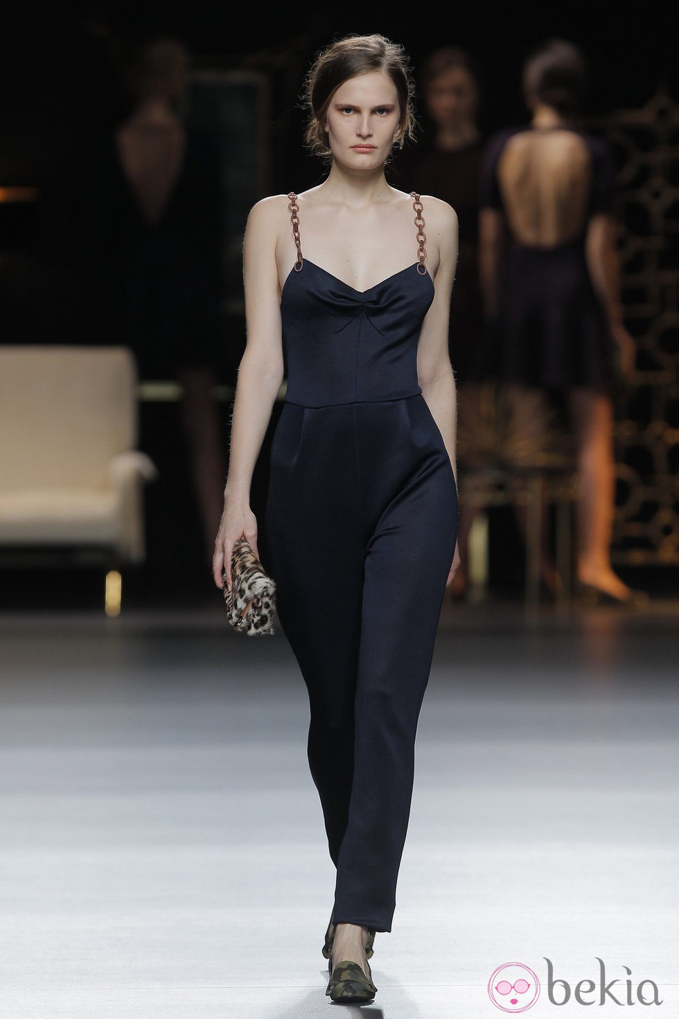 Mono negro de tirantes de la colección otoño/invierno 2013/2014 de Juanjo Oliva en Madrid Fashion Week