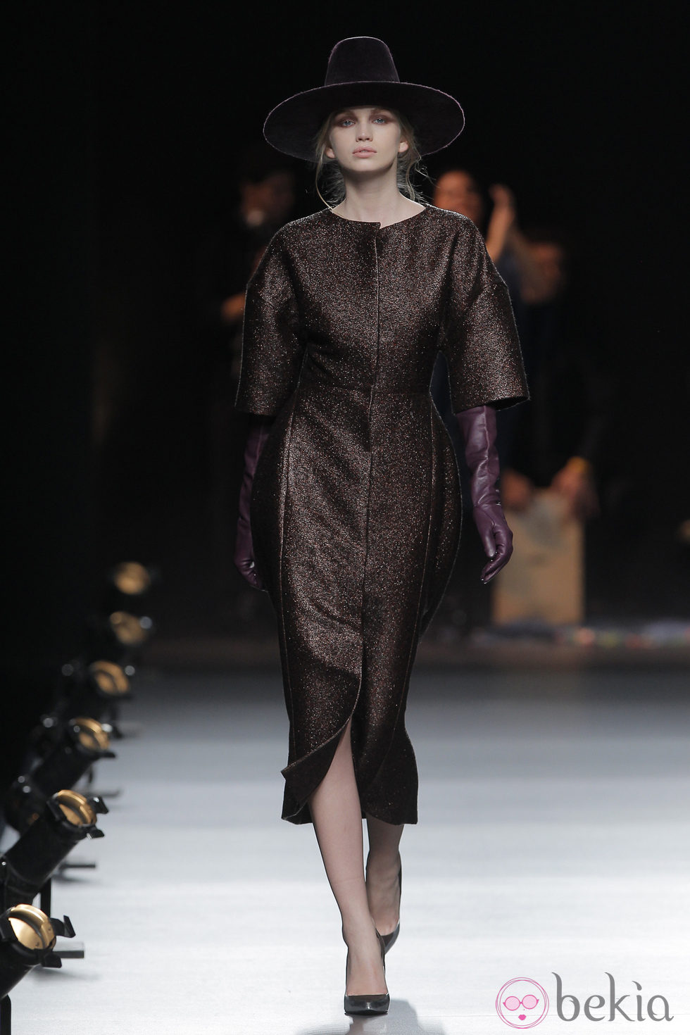 Abrigo marrón chocolate de la colección otoño/invierno 2013/2014 de Duyos en Madrid Fashion Week