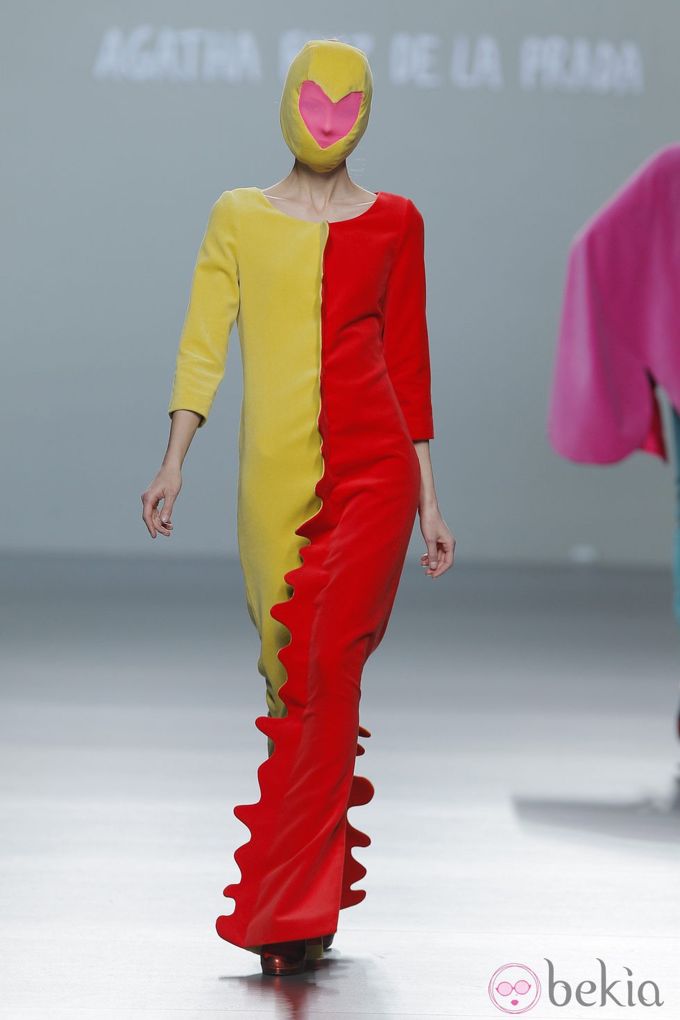 Mono amarillo y rojo de la colección otoño/invierno 2013/2014 de Ágatha Ruiz de la Prada en Madrid Fashion Week