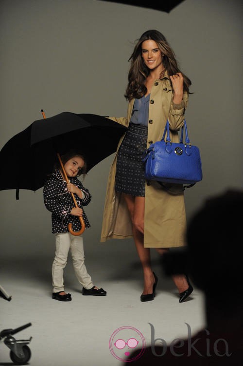 Alessandra Ambrosio y su hija Anja posando para la primavera/verano 2013 de London Fog