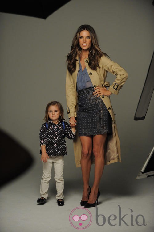 Alessandra Ambrosio y su hija Anja posan para la primavera/verano 2013 de London Fog