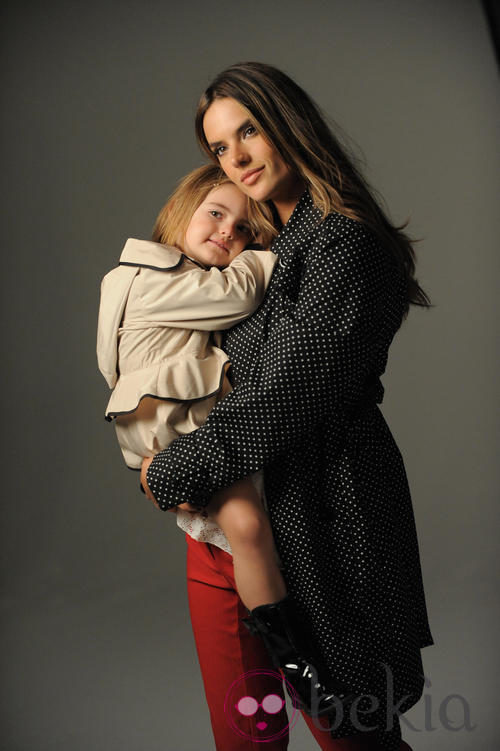 Alessandra Ambrosio y su hija Anja, imagen de la primavera/verano 2013 de London Fog