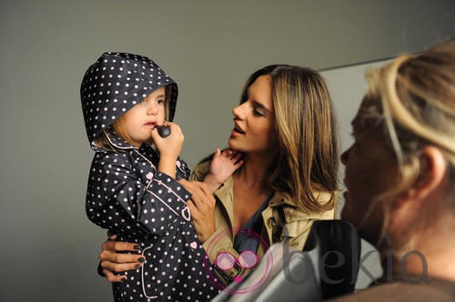 Alessandra Ambrosio y su hija Anja, imagen de la colección primavera/verano 2013 de London Fog