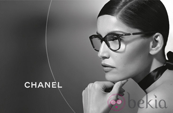 Laetitia Casta posa con la colección primavera/verano 2013 de gafas de sol de Chanel