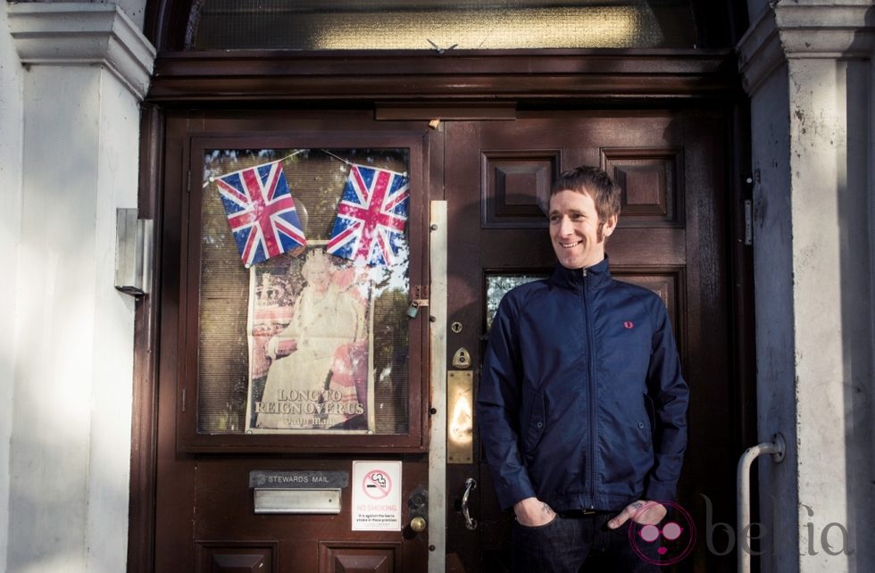 Bradley Wiggins con chaqueta azul de la colección primavera/verano 2013 de Fred Perry