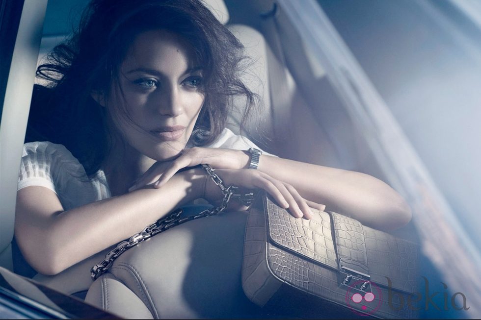 Marion Cotillard con un bolso Miss Dior