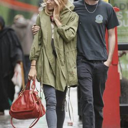 Street style de Sienna Miller con pitillos