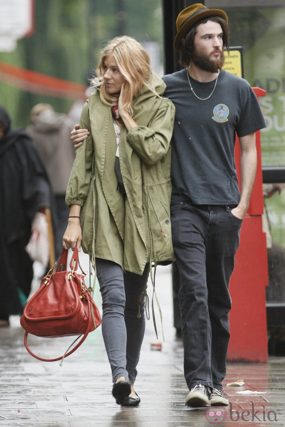 Street style de Sienna Miller con pitillos