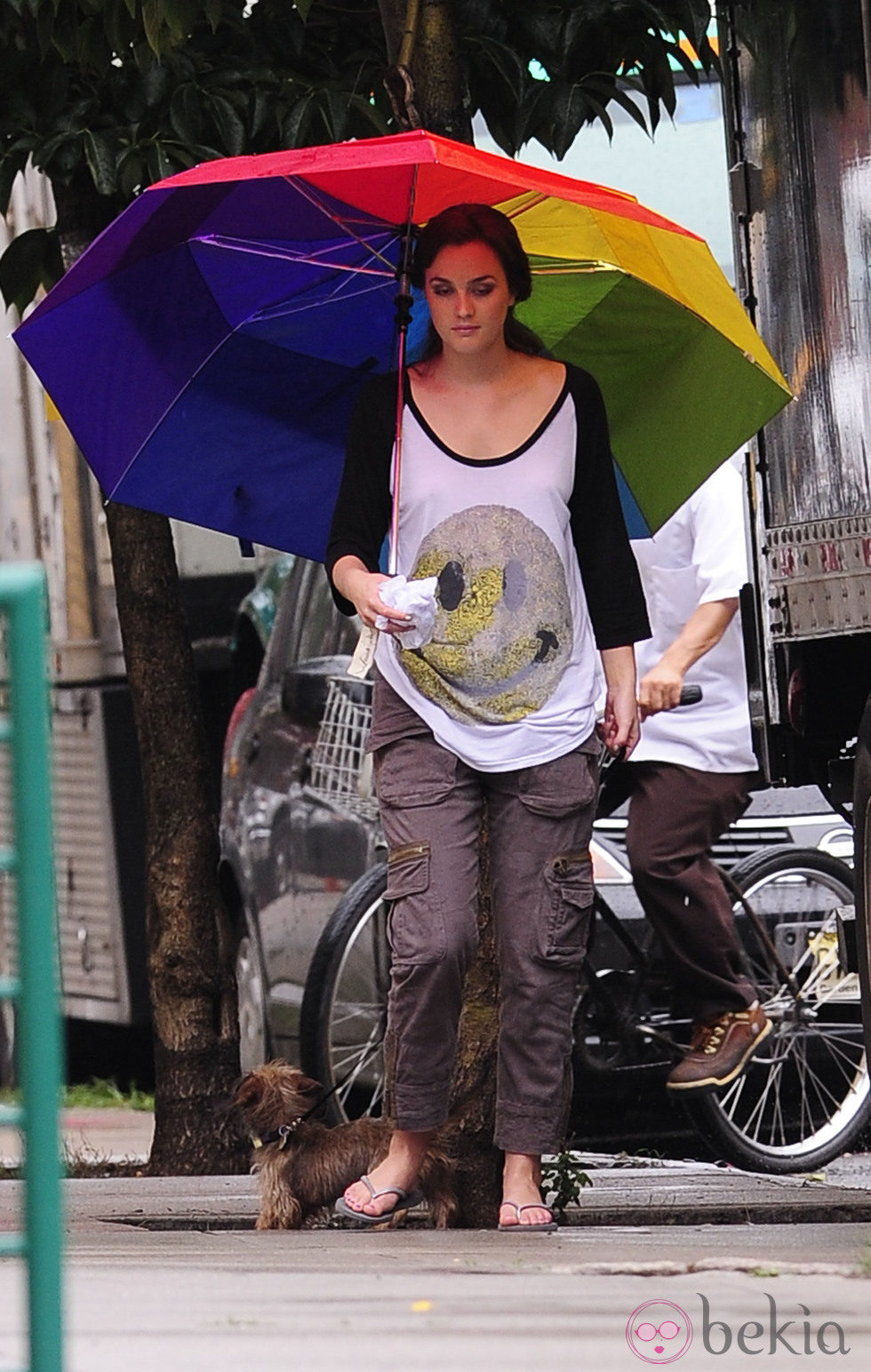 Leighton Meester sale a pasear al perro