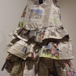 Vestido de papel con volantes de Aspesi