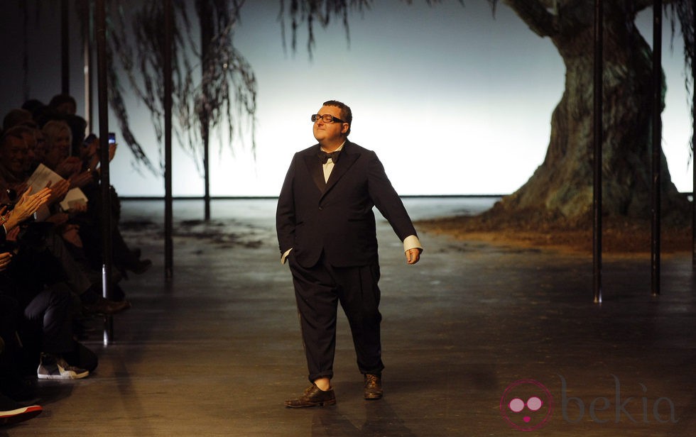 Alber Elbaz saluda al público tras el desfile de Lanvin