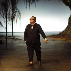 Alber Elbaz saluda al público tras el desfile de Lanvin