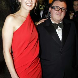 Alber Elbaz y la actriz Rosamund Pike