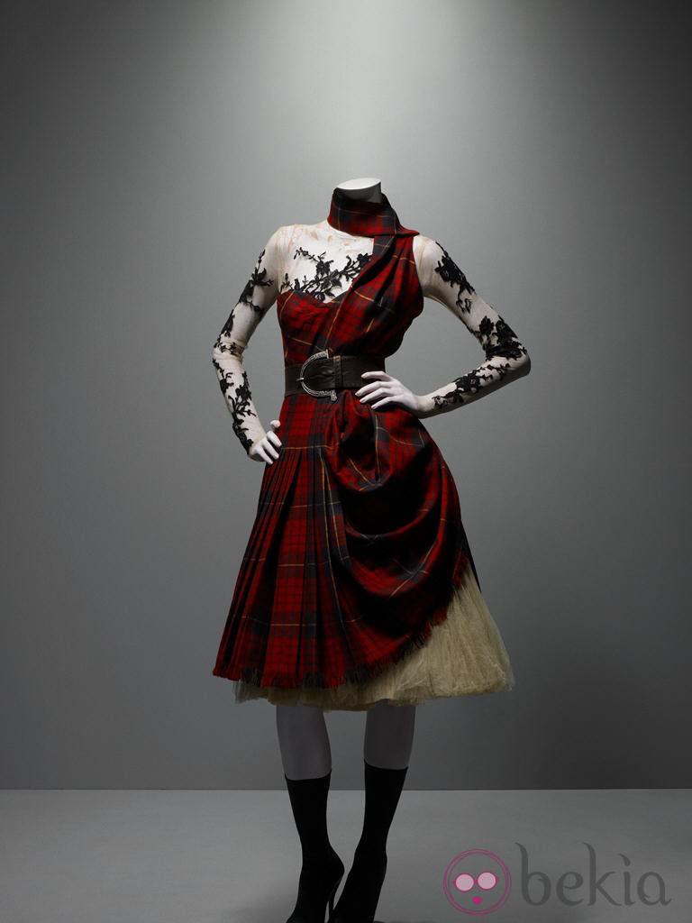 Conjunto de Widows of Culloden de Alexander McQueen, otoño/invierno 2006