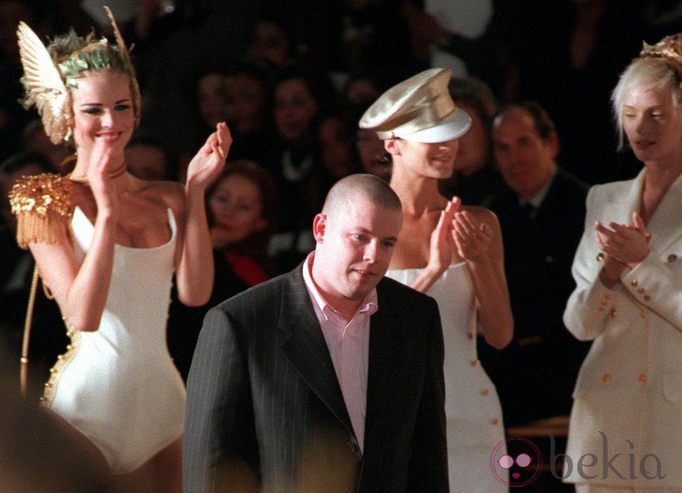 Alexander McQueen saluda tras un desfile