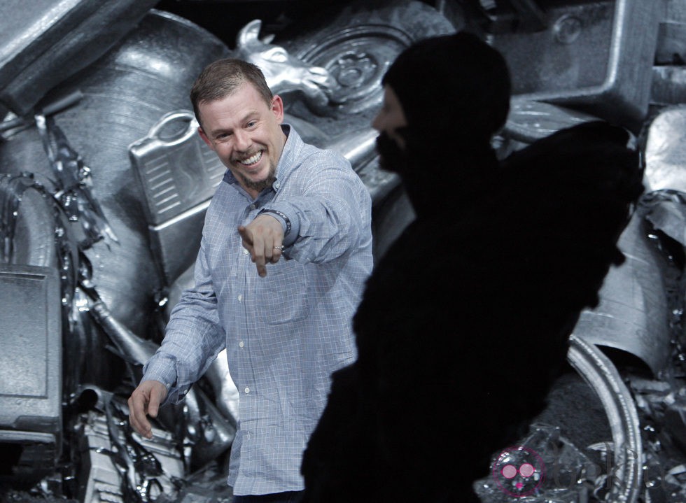 Alexander McQueen preparando uno de sus desfile