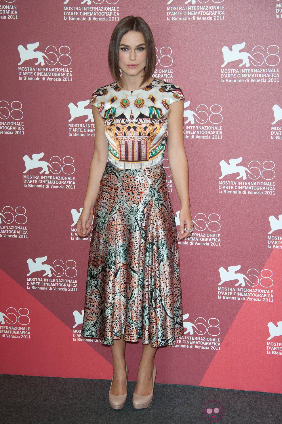 Keira Knightley de Mary Katrantzou en el Festival de Venecia