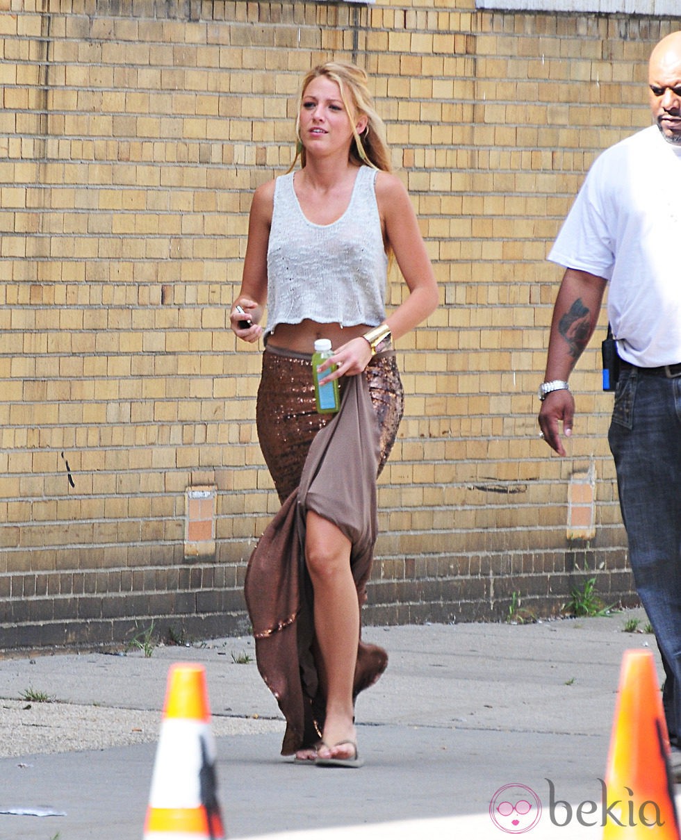 Blake Lively en el rodaje de 'Gossip girl' con maxi falda de lentejuelas