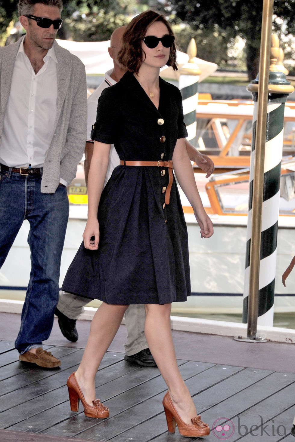 Keira knightley con vestido camisero en Venecia