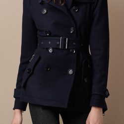 Trench corto azul marino de Burberry