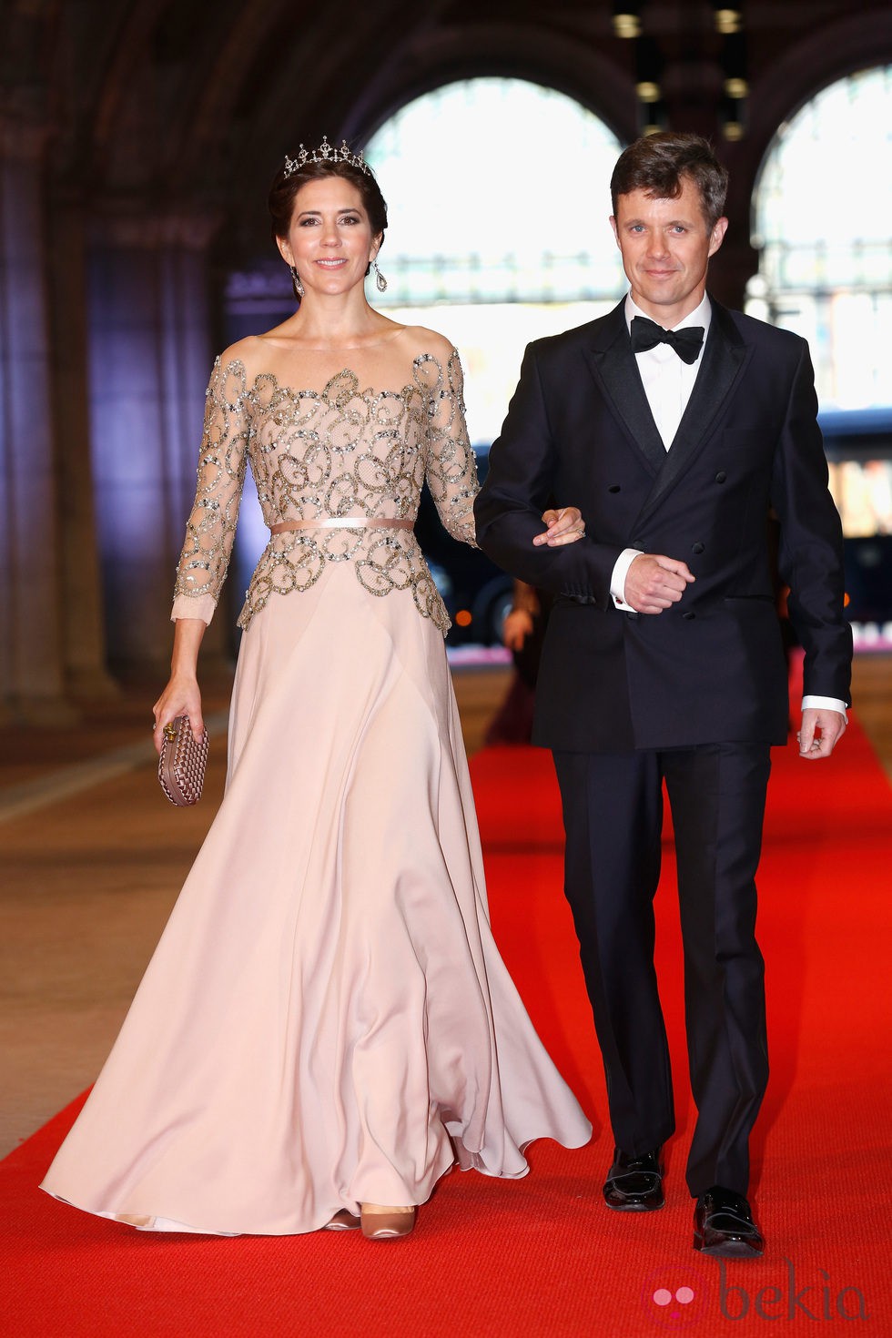 La Princesa Mary de Dinamarca con un vestido bordado con pedrería en la cena previa a la abdicación de la Reina Beatriz de Holanda