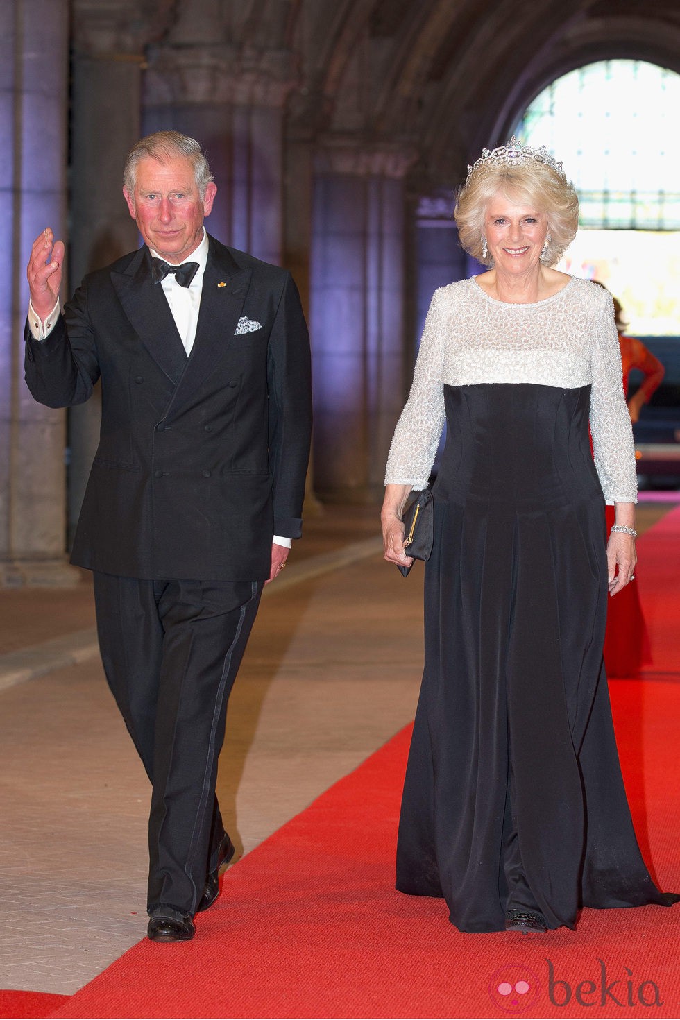 Camila Parker con un vestido bicolor en la cena previa a la abdicación de la Reina Beatriz de Holanda