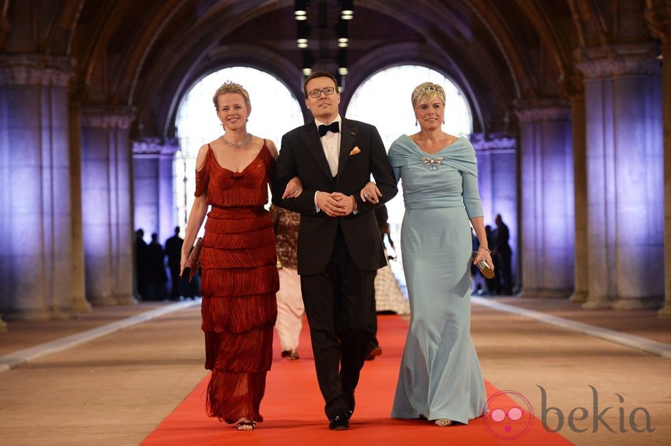 La Princesa Mabel con un vestido de flecos y la Princesa Laurentien con un vestido azul turquesa en la cena previa a la abdicación de la Reina Beatriz de H