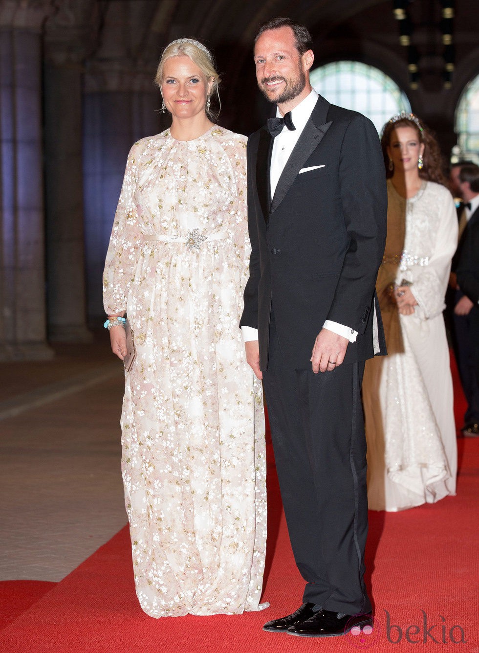 La Princesa Mette-Marit de Noruega con un vestido floral en la cena previa a la abdicacion de la Reina Beatriz de Holanda