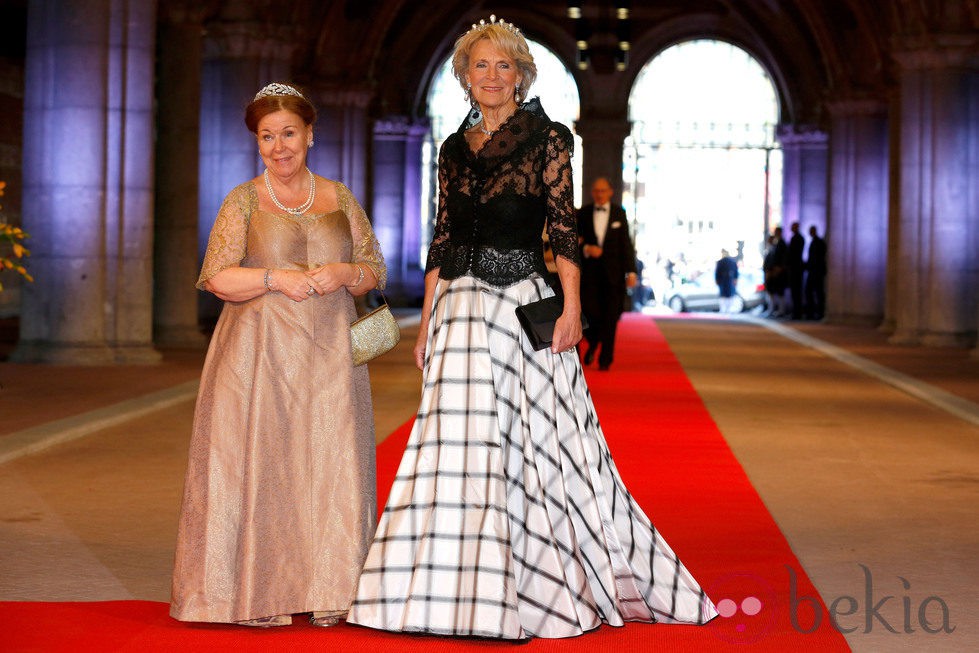 La Princesa Irene con un vestido a rayas y la Princesa Cristina con un vestido verde oliva en la cena previa a la abdicación de la Reina Beatriz de Holanda