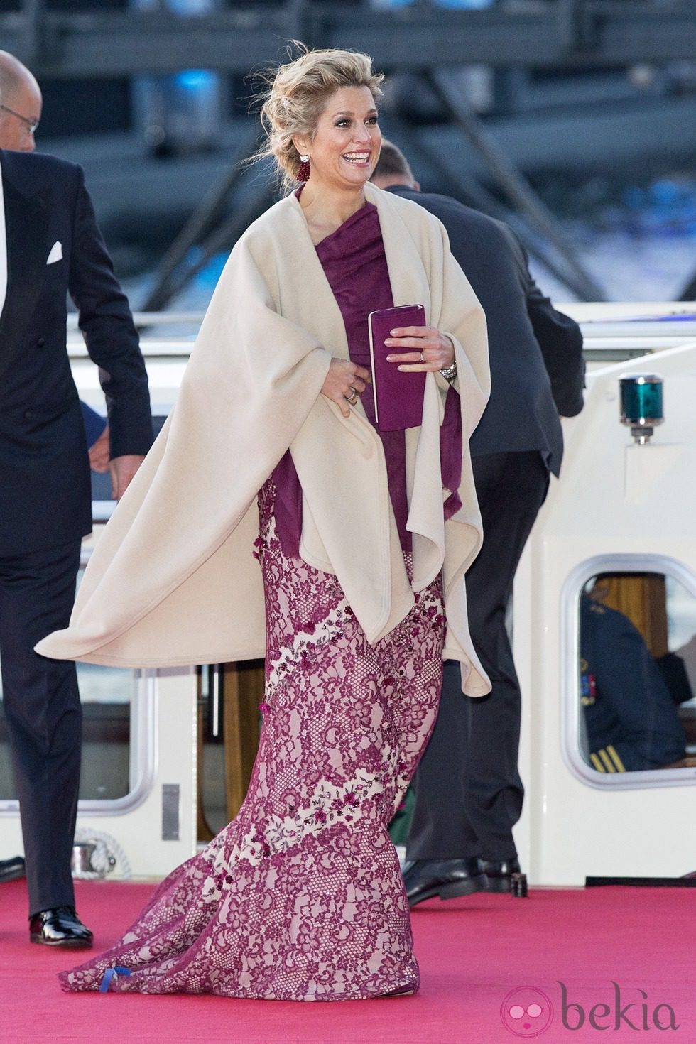 Máxima de Holanda con un vestido de estampado floral a su llegada a la cena de gala por la coronación