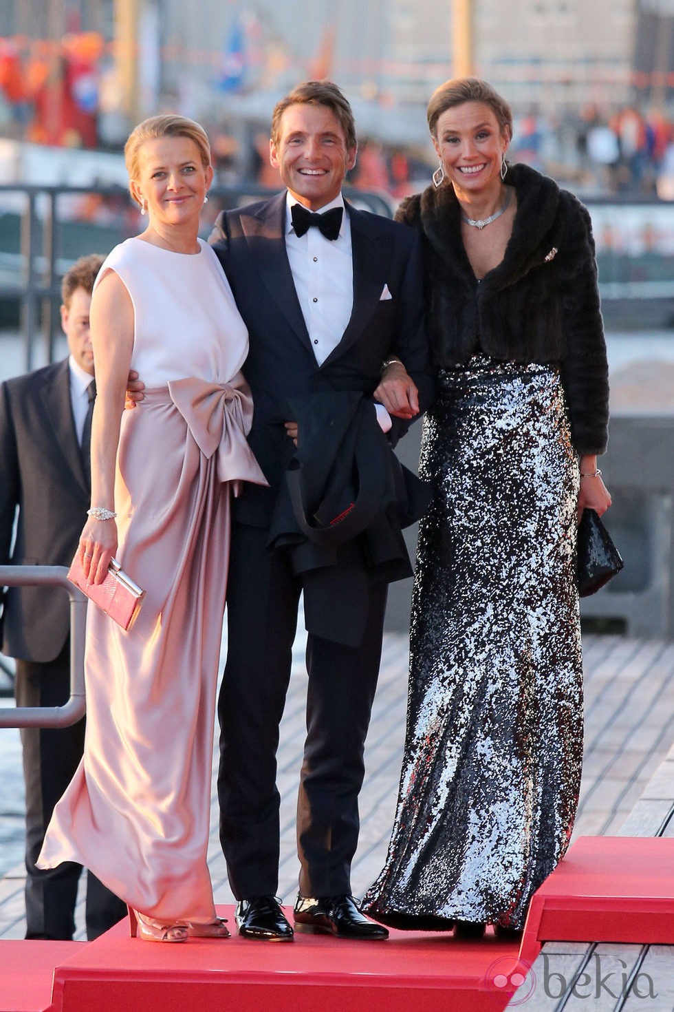 Las princesas Mabel y María Elena Ángela de Holanda con vestidos de gala en la cena de gala por la coronación de los Reyes de Holanda