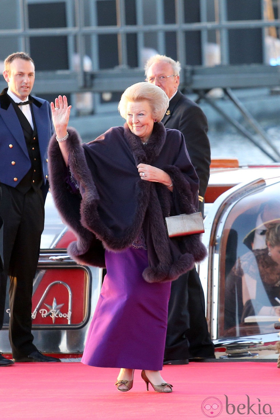 La princesa Beatriz de Holanda con un vestido morado en la cena de gala por la coronación de los Reyes de Holanda