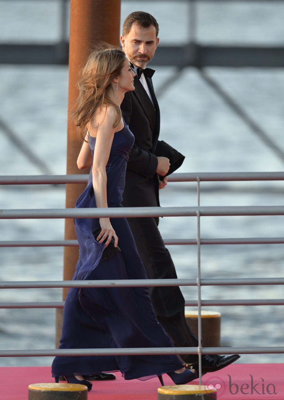 La princesa Letizia con un vestido azul noche en la cena de gala por la coronación de los Reyes de Holanda