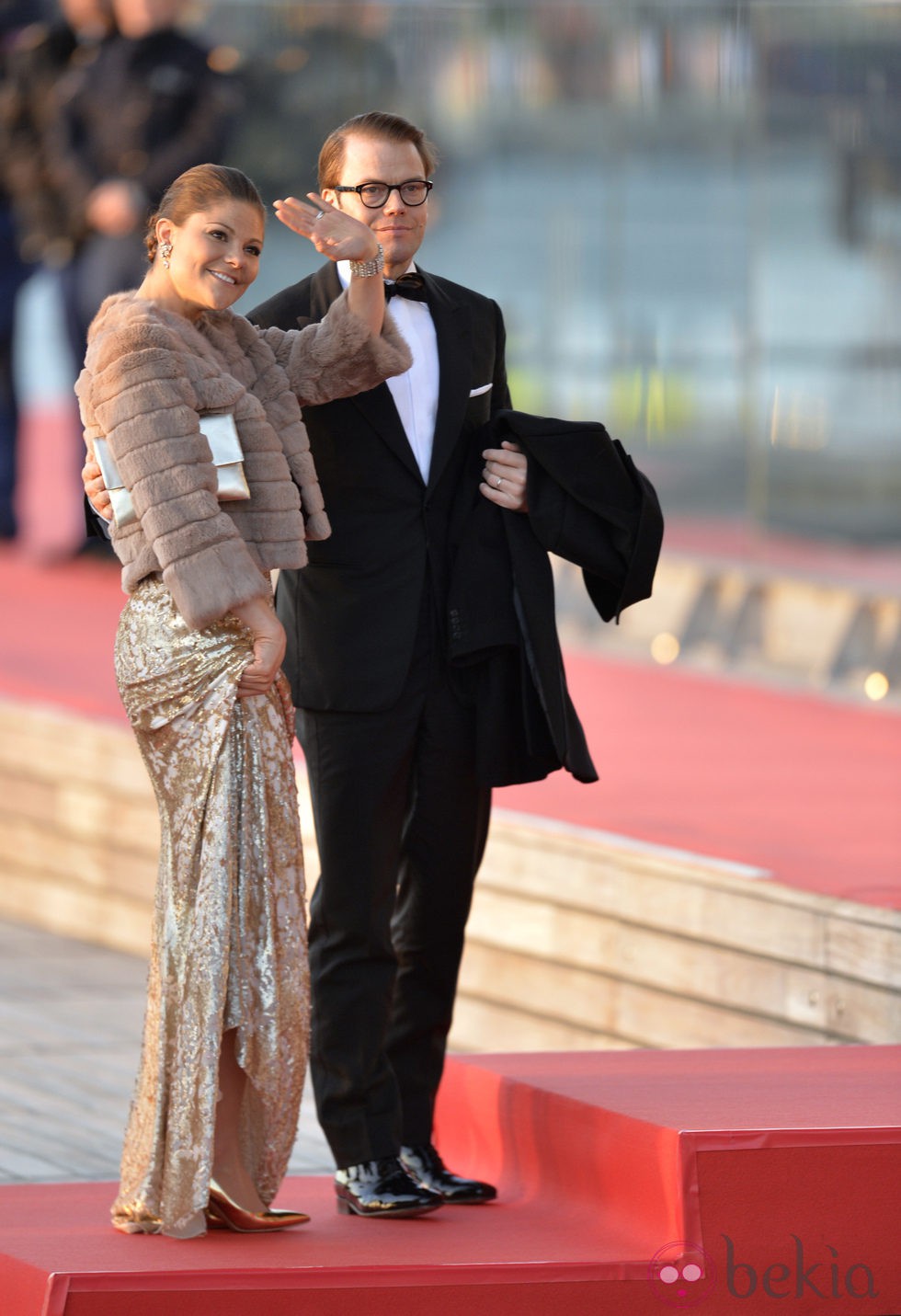 La princesa Victoria de Suecia con un vestido dorado en la cena de gala por la coronación de los Reyes de Holanda