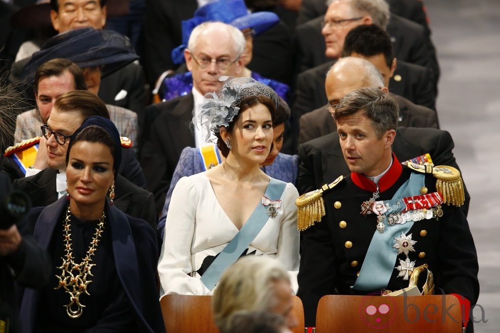 La princesa Mary de Dinamarca con un vestido blanco durante la ceremonia de investidura de Guillermo de Holanda