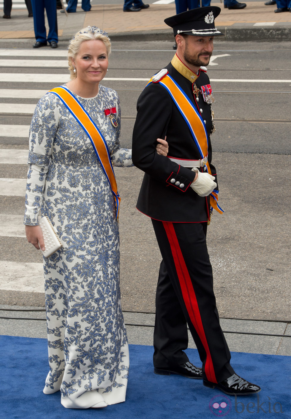 Mette-Marit de Noruega con un vestido estampado floral durante la ceremonia de investidura de Guillermo de Holanda