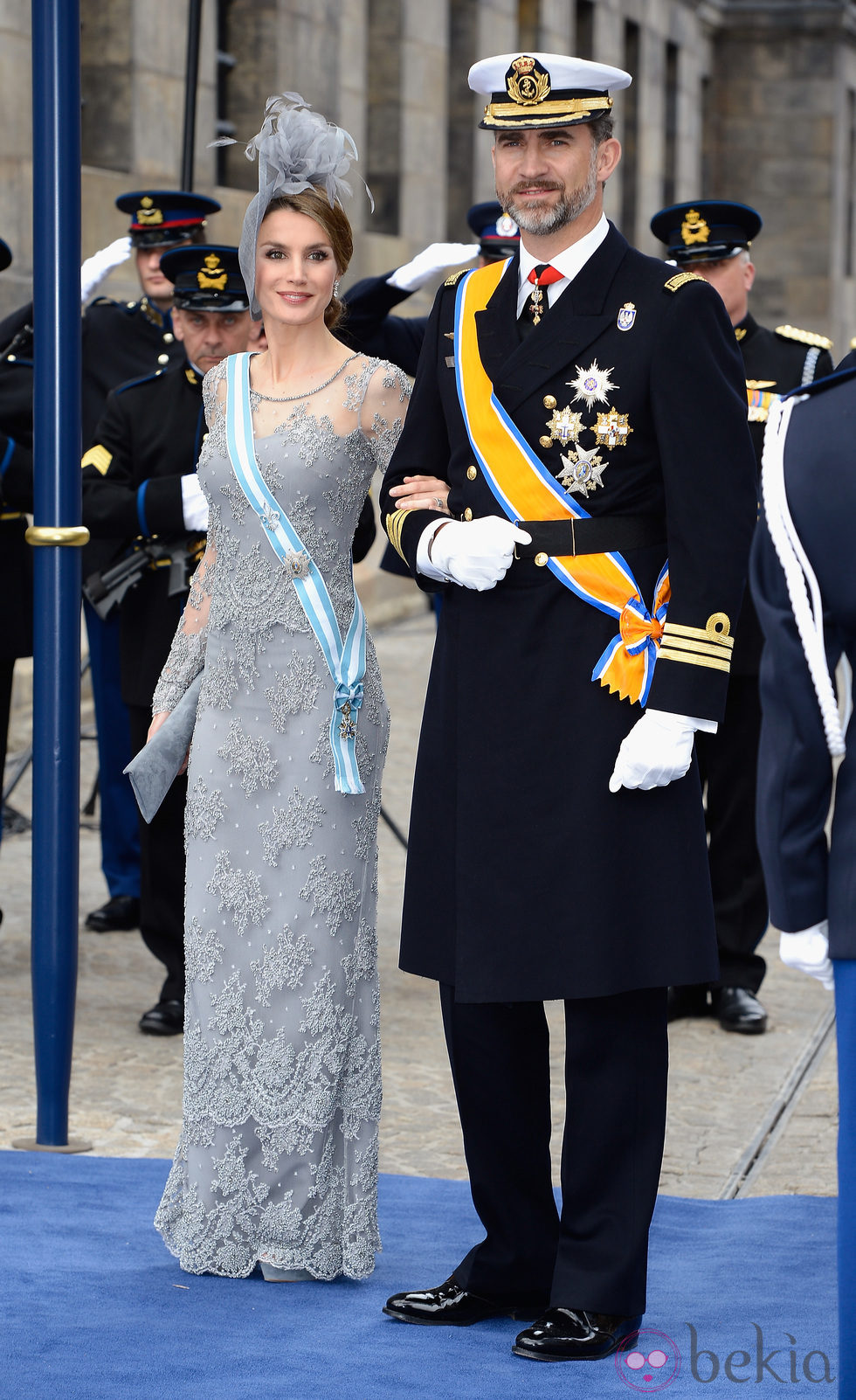 La princesa Letizia con un vestido gris perla durante la ceremonia de investidura de Guillermo de Holanda