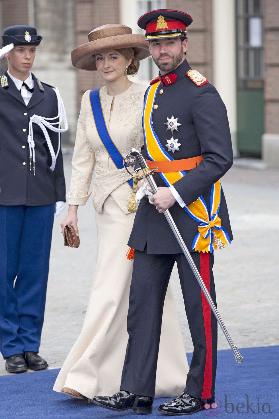 Stephanie de Luxemburgo con un traje beige durante la ceremonia de investidura de Guillermo de Holanda