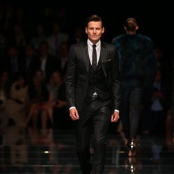 Traje negro con corbata de la colección otoño/invierno 2013/2014 de Hugo Boss