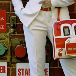 Bolso solidario 'Firehouse' inspirado en una central de bomberos de la nueva colección de Corttijos Housebags