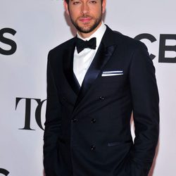 Zachary Levi con esmoquin en la gala de los premios Tony 2013