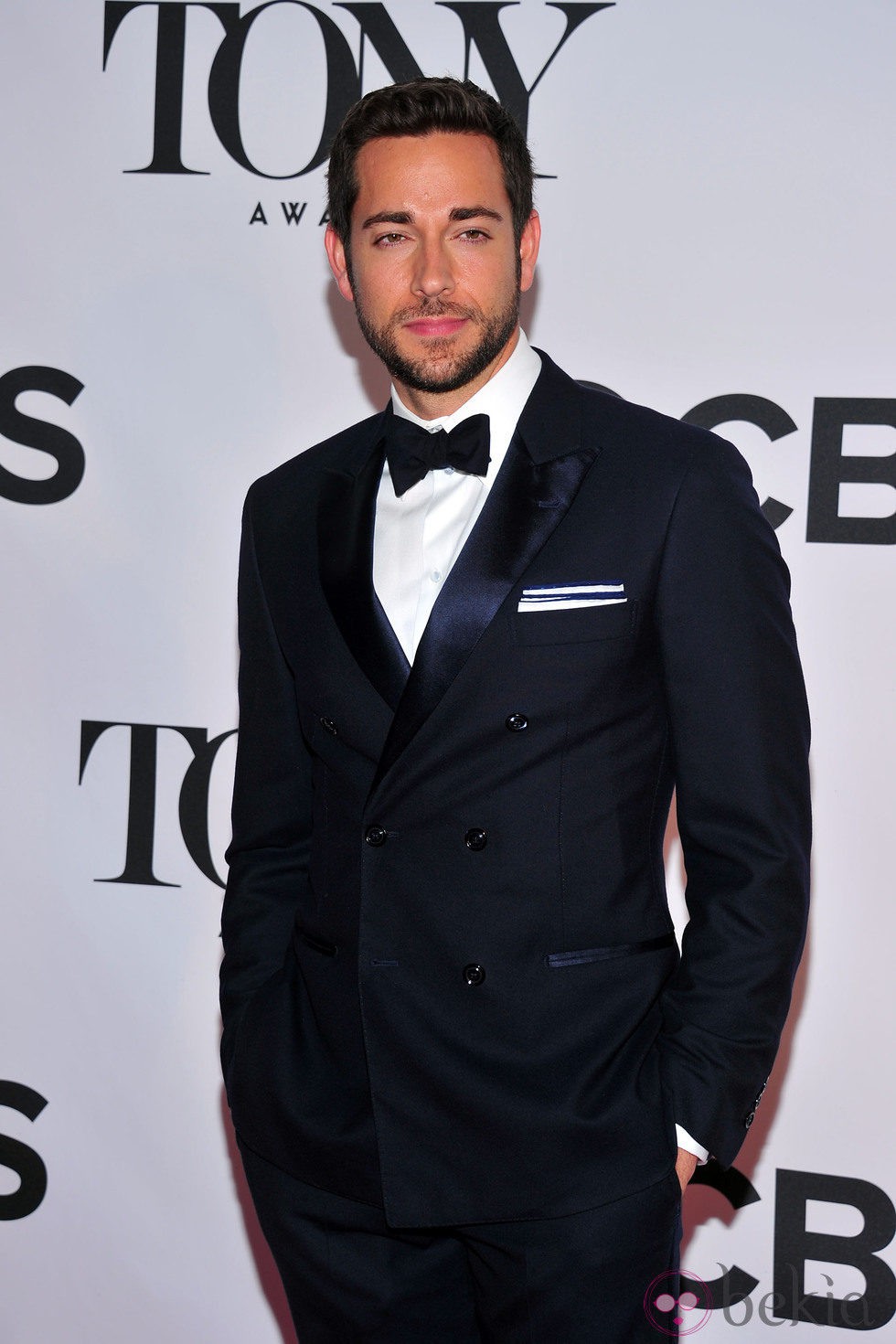 Zachary Levi con esmoquin en la gala de los premios Tony 2013