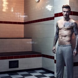 David Beckham con un pantalón gris de la colección Bodywear fall 2013 de H&M