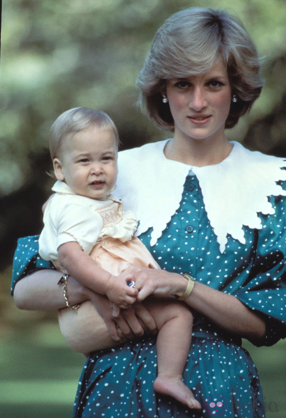 Lady Di con el Príncipe Guillermo y un vestido azul turquesa con lunares