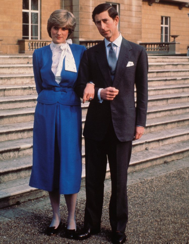 Lady Di con un vestido azul en la pedida de mano del Príncipe Carlos