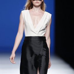 Vestido de escote en v de la colección primavera/verano 2014 de Roberto Torretta en Madrid Fashion Week