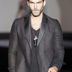 Jon Kortajarena con traje de la colección primavera/verano 2014 de Roberto Verino en Madrid Fashion Week