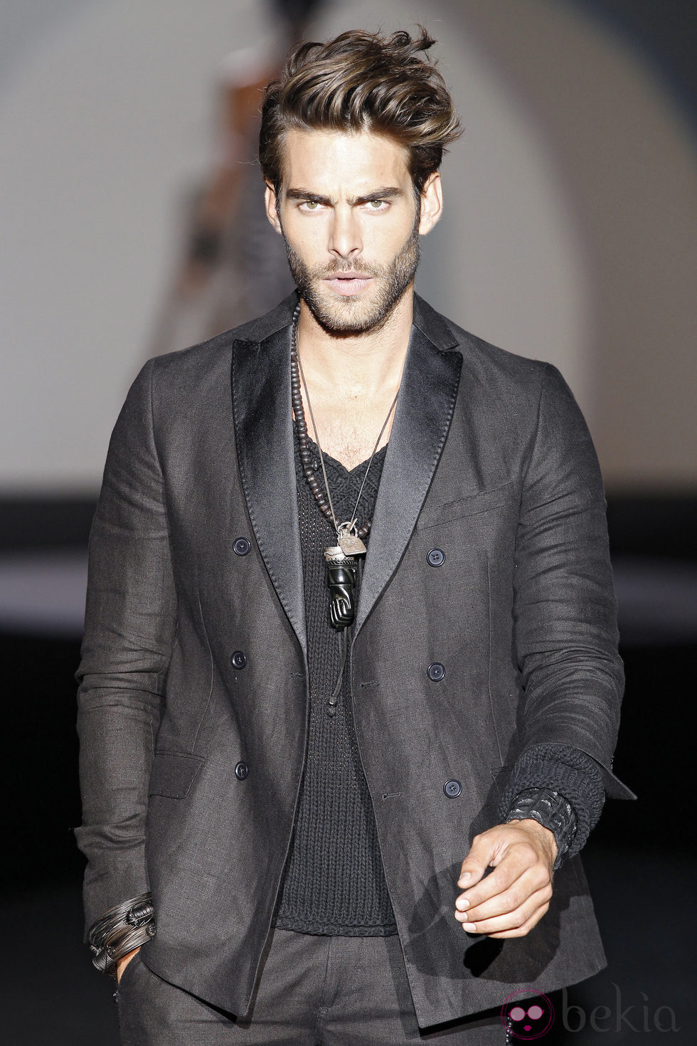 Jon Kortajarena con traje de la colección primavera/verano 2014 de Roberto Verino en Madrid Fashion Week